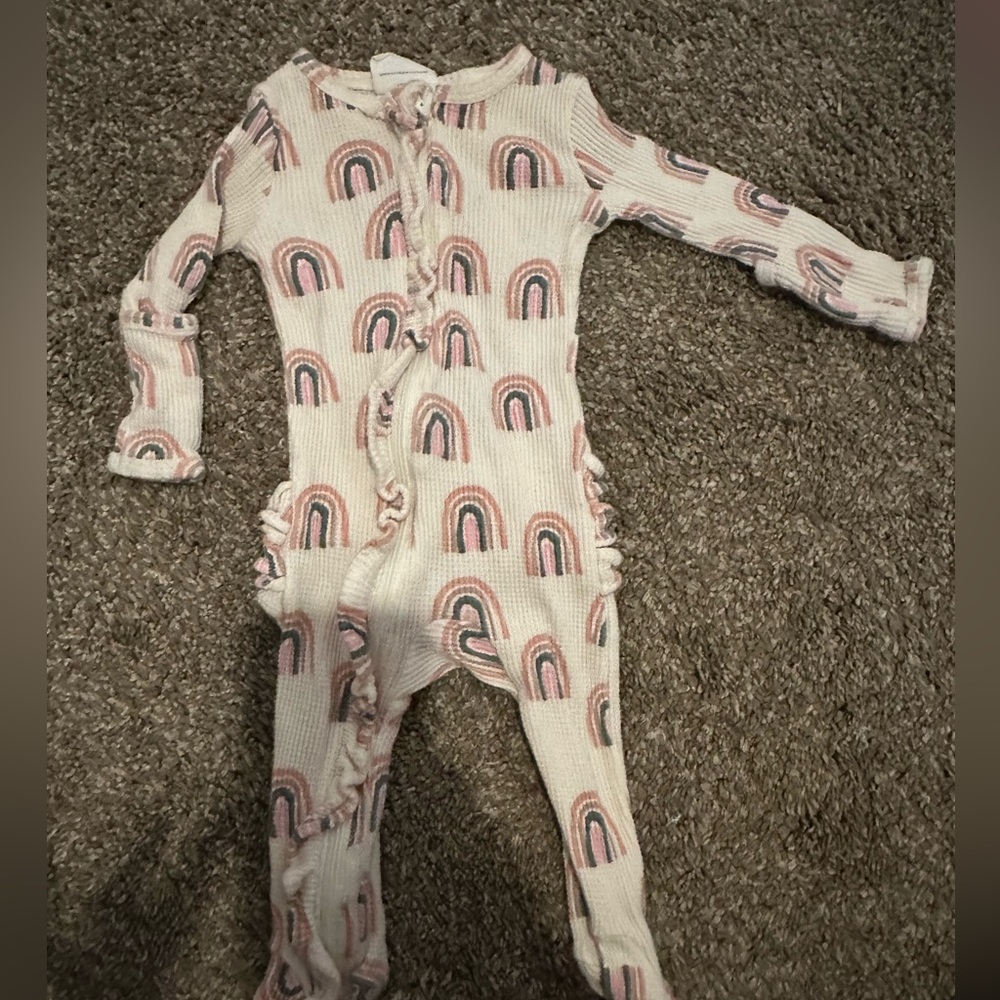 SpearmintLove waffle ruffled rainbow footie pajamas 3-6 months. Matching bow